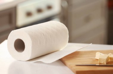 Rulo kağıt havlu ve tereyağı ile ahşap tahta mutfak masasında