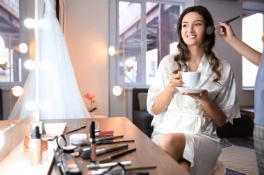 Gelin ona düğün salonunda önce hazırlama makyaj sanatçısı