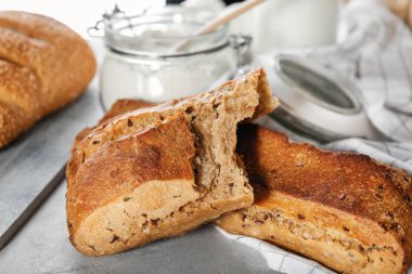 Ev yapımı ekmek masada. Taze fırın