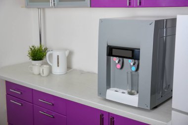 Su soğutucu masada kapalı