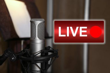 Canlı radyo yayını için mikrofon 