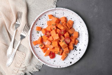 Plaka ile lezzetli tatlı patates kesmek