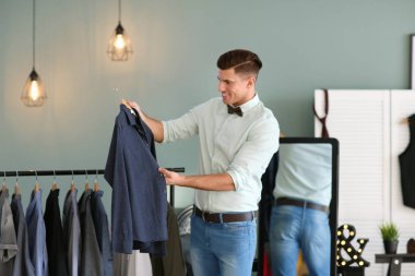 Yeni gömlek kapalı olan adam. 