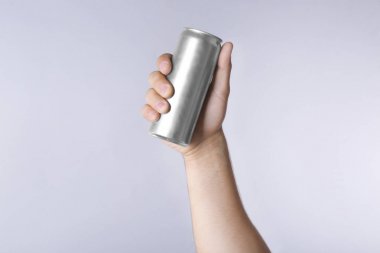 Alüminyum ile erkek el ışık arka plan üzerinde olabilir