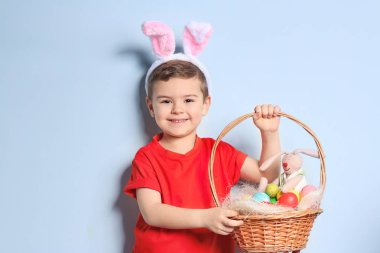 Tavşan kulakları ile şirin küçük çocuk 