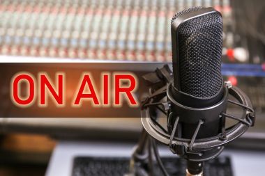 Canlı radyo yayını için mikrofon 