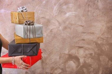 Hediye kutuları tutan genç kadın 