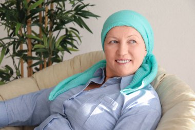 Olgun kadın başörtüsü kapalı kanserli