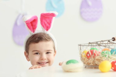 Tavşan kulakları ile şirin küçük çocuk 