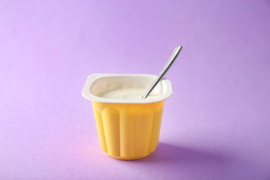 Nefis yoğurt ile plastik bardak 