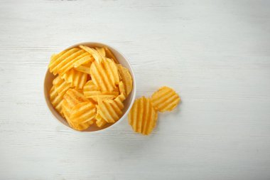 Tahta masada patates cipsi.