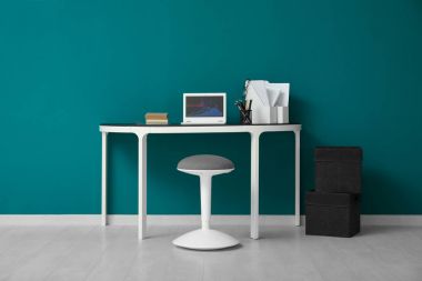 Laptop üstünde okul sırası ile rahat Ev İşyeri