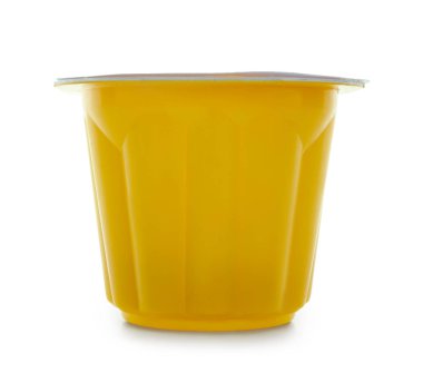 Beyaz zemin üzerine Yoğurtlu plastik bardak