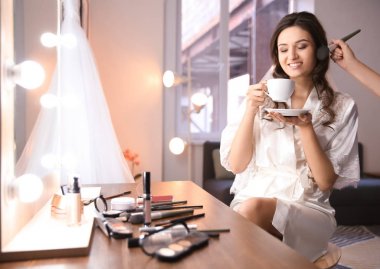 Gelin ona düğün salonunda önce hazırlama makyaj sanatçısı