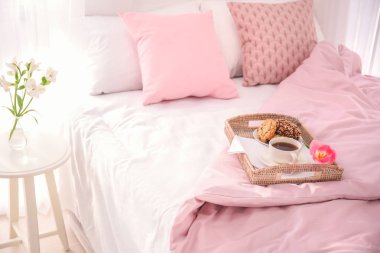  Kahvaltı ve Lale yatakta