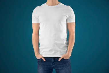 Genç adam şık tişört 