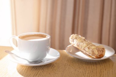 Fincan aromalı kahve ve tatlı 