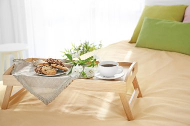 Lezzetli kahvaltı tepsisiyle