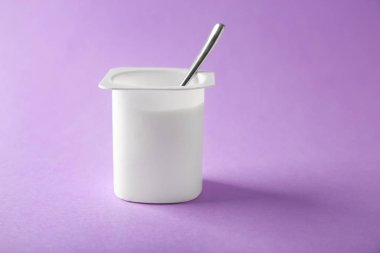 Nefis yoğurt ile plastik bardak