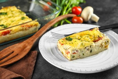 Tablo, closeup lezzetli güveç plakalı. Taze fırın