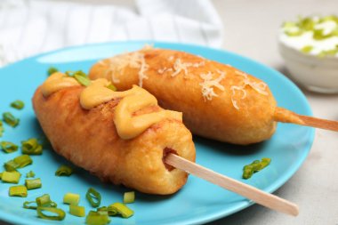 Lezzetli sosisli plaka, closeup hardallı