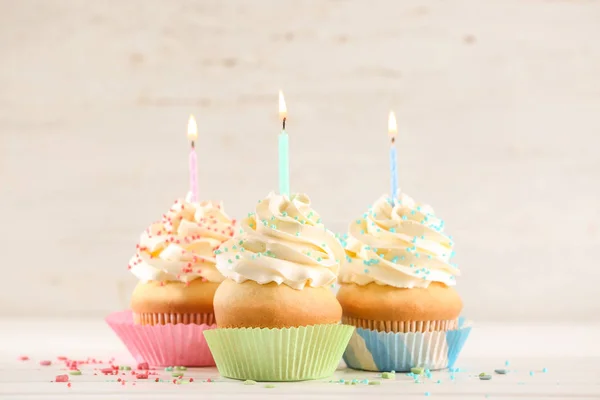 Cupcakes de aniversário com velas — Fotografia de Stock