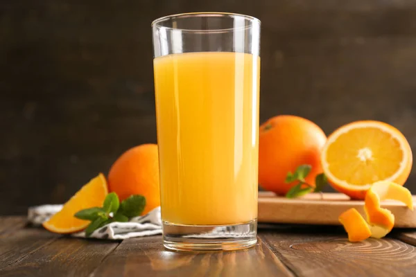 Ποτήρι Φρέσκου Χυμού Πορτοκαλιού Ξύλινο Τραπέζι — Φωτογραφία Αρχείου