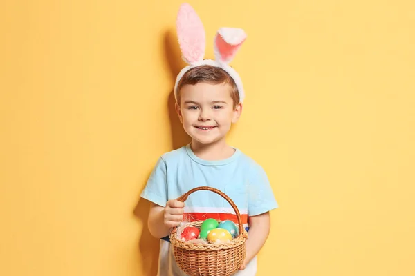 Lindo niño con orejas de conejo —  Fotos de Stock