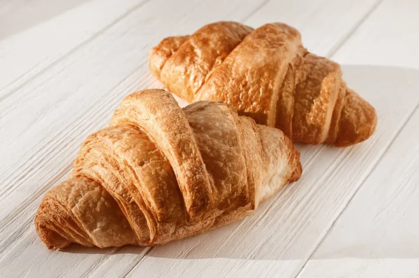 Gustosi croissant sul tavolo di legno — Foto Stock