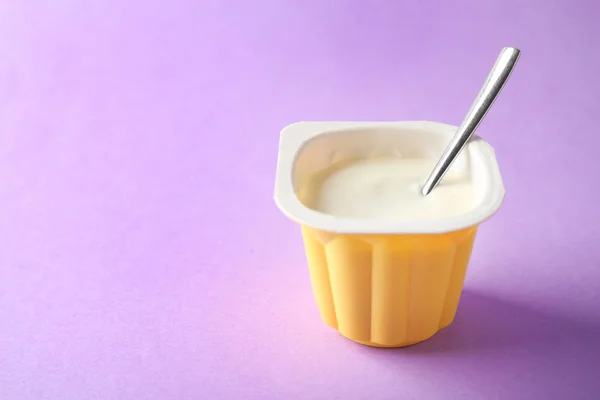 Copa de plástico con delicioso yogur — Foto de Stock