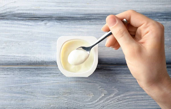 Femeia mănâncă iaurt yummy — Fotografie, imagine de stoc