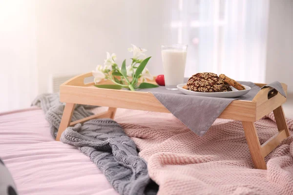 Plateau avec petit déjeuner savoureux — Photo