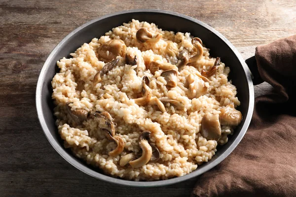 Koekenpan met risotto en champignons — Stockfoto