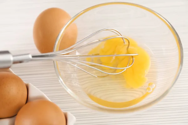 Slå upp kyckling ägg — Stockfoto