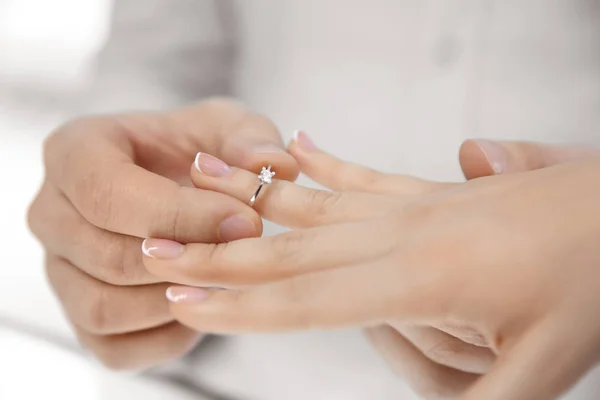 年轻夫妇选择戒指 — 图库照片