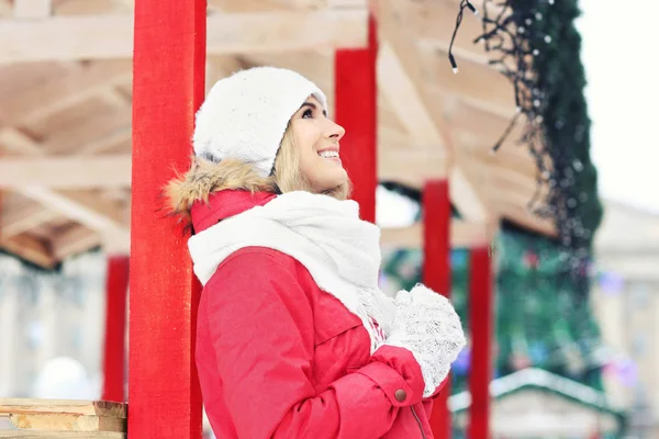 Retrato de mulher sorridente feliz ao ar livre no dia de inverno — Fotografia de Stock