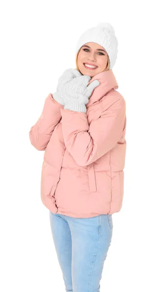 Mujer joven en ropa de abrigo sobre fondo blanco. Listo para vacaciones de invierno —  Fotos de Stock
