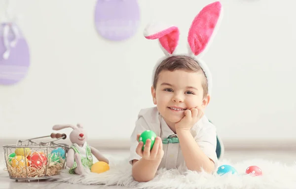 Tavşan kulakları ile şirin küçük çocuk — Stok fotoğraf