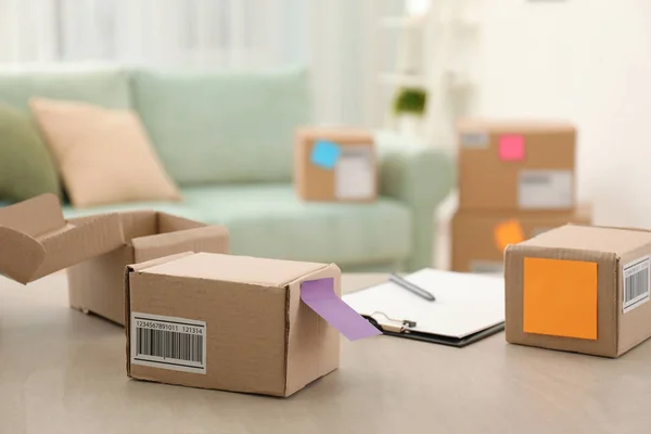 Preparación de paquetes para el envío a los clientes — Foto de Stock