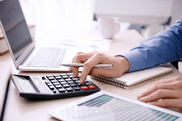 Man aan tafel aan het werk — Stockfoto