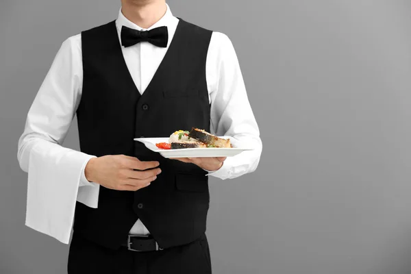 Офіціант тримає тарілку з рибою — стокове фото