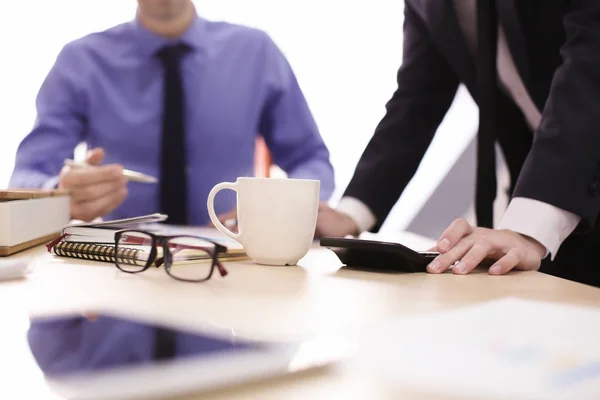 Mannen werken aan tafel in kantoor, close-up. Financiële handel concept — Stockfoto