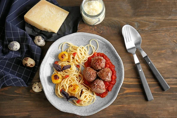 Massa deliciosa com bolas de carne e molho de tomate no prato — Fotografia de Stock