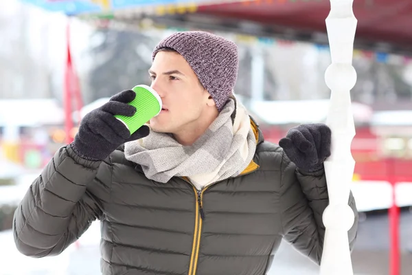 Stilig man dricka kaffe utomhus på vinterdag — Stockfoto