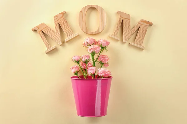 Palavra "mãe" e rosas — Fotografia de Stock
