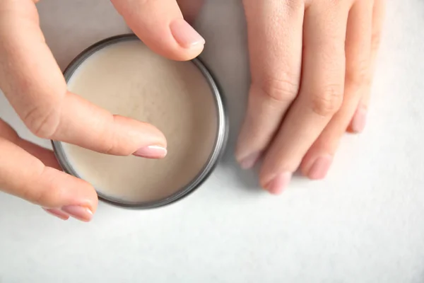 Vrouw met behulp van klei voor haar — Stockfoto