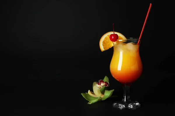 Glass of Sex on the Beach cocktail — Stock Photo, Image