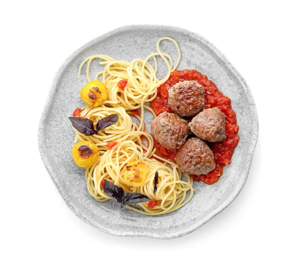 Pyszny makaron z kulki mięsa i sosu pomidorowego na białym tle — Zdjęcie stockowe