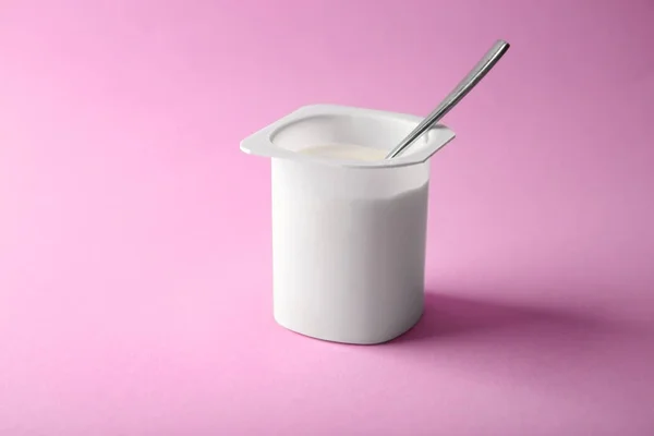 Copa de plástico con delicioso yogur — Foto de Stock