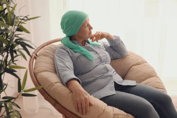 Ώριμη γυναίκα με καρκίνο στη μαντίλα σε εσωτερικούς χώρους — Φωτογραφία Αρχείου